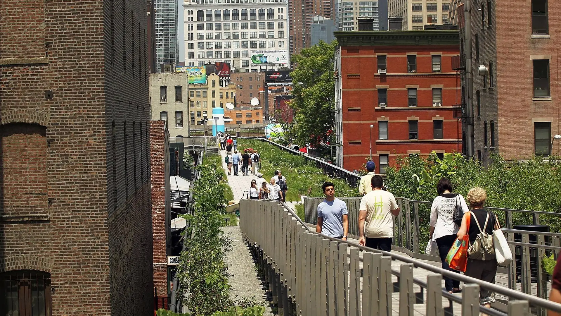 Spacer parkiem High Line na Manhattanie