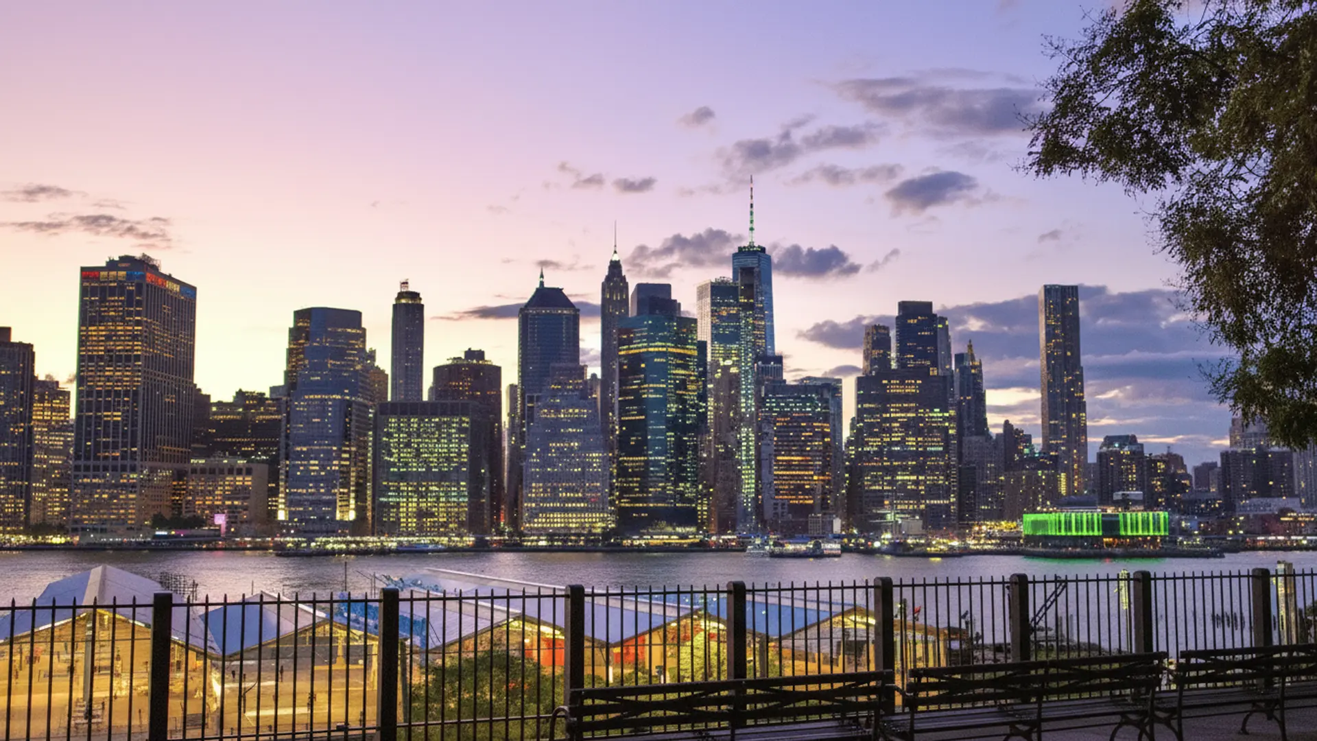 Widok na panoramę Manhattanu z dzielnicy DUMBO na Brooklynie